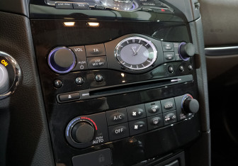 Подержанный автомобиль Infiniti QX70 2014 года (21 фото)