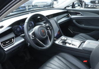 Подержанный автомобиль Hongqi H5 2024 года (13 фото)