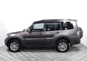 Подержанный автомобиль Mitsubishi Pajero 2012 года (8 фото)