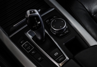 Подержанный автомобиль BMW X5 2015 года (18 фото)