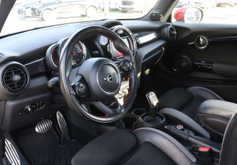 Подержанный автомобиль MINI Hatch 2019 года (13 фото)
