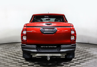 Подержанный автомобиль Toyota Hilux 2020 года (4 фото)