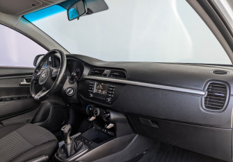 Подержанный автомобиль Kia Rio Hatchback 2018 года (13 фото)
