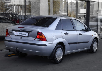 Подержанный автомобиль Ford Focus Sedan 2004 года (6 фото)