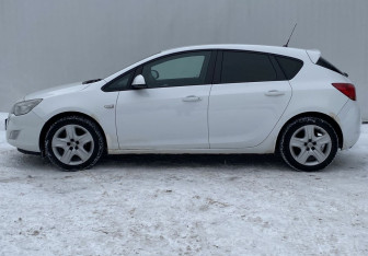 Подержанный автомобиль Opel Astra Hatchback 2011 года (8 фото)