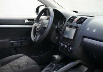 Подержанный автомобиль Volkswagen Jetta Sedan 2010 года (11 фото)