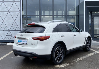 Подержанный автомобиль Infiniti QX70 2016 года (5 фото)