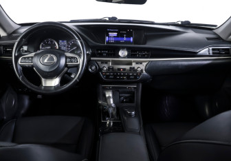 Подержанный автомобиль Lexus ES 2015 года (12 фото)