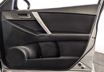 Подержанный автомобиль Mazda 3 Hatchback 2012 года (25 фото)