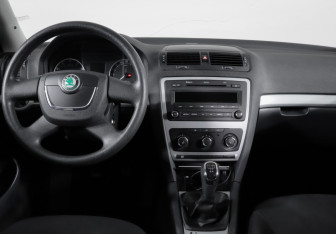 Подержанный автомобиль Skoda Octavia Liftback 2012 года (12 фото)