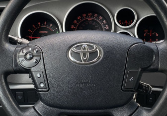 Подержанный автомобиль Toyota Tundra 2010 года (15 фото)