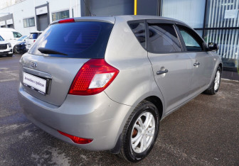 Подержанный автомобиль Kia Ceed Hatchback 2011 года (5 фото)