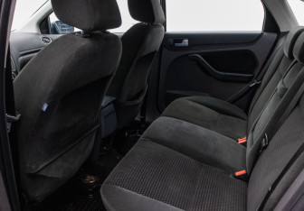 Подержанный автомобиль Ford Focus Sedan 2006 года (11 фото)
