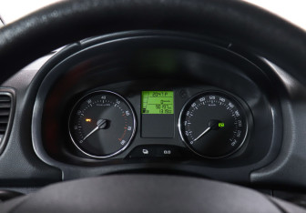 Подержанный автомобиль Skoda Fabia Hatchback 2011 года (11 фото)