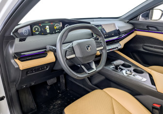 Подержанный автомобиль Changan UNI-V 2023 года (16 фото)