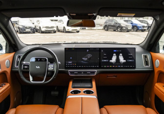 Подержанный автомобиль LiXiang L7 2023 года (15 фото)