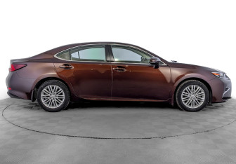 Подержанный автомобиль Lexus ES 2015 года (5 фото)