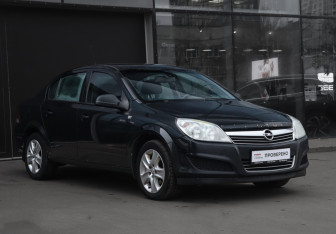Подержанный автомобиль Opel Astra Sedan 2014 года (3 фото)