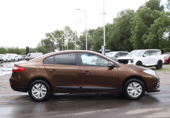 Подержанный автомобиль Renault Fluence 2014 года (4 фото)