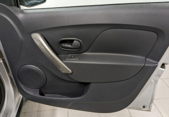 Подержанный автомобиль Renault Logan Sedan 2019 года (17 фото)