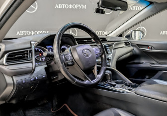 Подержанный автомобиль Toyota Camry Sedan 2019 года (16 фото)