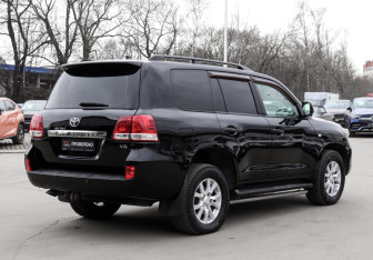 Подержанный автомобиль Toyota Land Cruiser Suv 2009 года (5 фото)