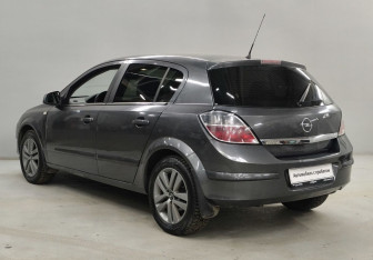 Подержанный автомобиль Opel Astra Hatchback 2010 года (7 фото)