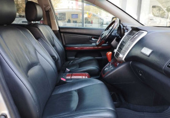 Подержанный автомобиль Lexus RX 2006 года (10 фото)