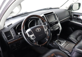 Подержанный автомобиль Toyota Land Cruiser Suv 2014 года (7 фото)