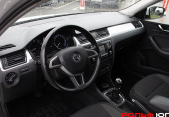 Подержанный автомобиль Skoda Rapid Liftback 2016 года (11 фото)