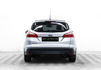 Подержанный автомобиль Ford Focus Wagon 2013 года (6 фото)