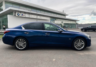 Подержанный автомобиль Infiniti Q50 2018 года (4 фото)
