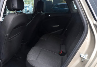 Подержанный автомобиль Opel Astra Hatchback 2011 года (10 фото)