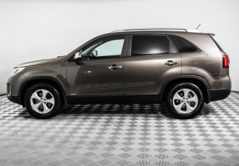 Подержанный автомобиль Kia Sorento 2017 года (8 фото)