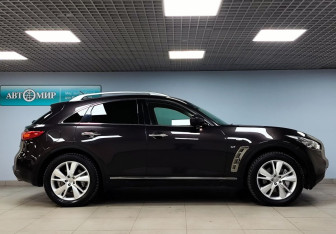 Подержанный автомобиль Infiniti QX70 2015 года (4 фото)