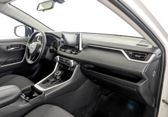 Подержанный автомобиль Toyota RAV4 2019 года (11 фото)