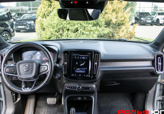 Подержанный автомобиль Volvo XC40 2019 года (10 фото)