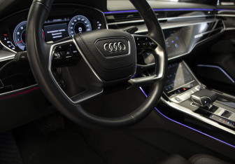 Подержанный автомобиль Audi A8 2022 года (7 фото)