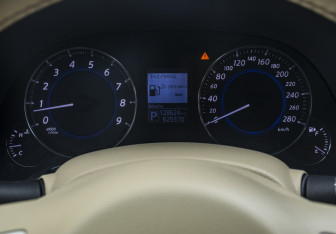 Подержанный автомобиль Infiniti QX70 2014 года (10 фото)