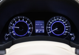 Подержанный автомобиль Infiniti QX70 2013 года (12 фото)