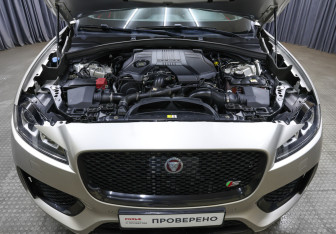 Подержанный автомобиль Jaguar F-Pace 2017 года (9 фото)