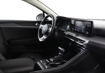 Подержанный автомобиль Kia K5 2023 года (9 фото)