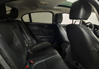 Подержанный автомобиль Jaguar XE 2018 года (14 фото)