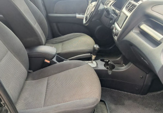 Подержанный автомобиль Kia Sportage 2010 года (9 фото)