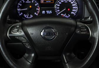 Подержанный автомобиль Nissan Pathfinder 2014 года (8 фото)