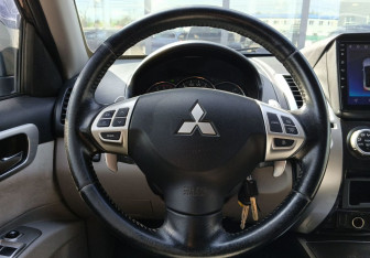 Подержанный автомобиль Mitsubishi Pajero Sport 2013 года (12 фото)