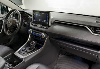 Подержанный автомобиль Toyota RAV4 2021 года (20 фото)