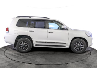 Подержанный автомобиль Toyota Land Cruiser Suv 2016 года (4 фото)