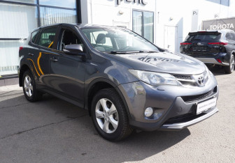 Подержанный автомобиль Toyota RAV4 2015 года (3 фото)