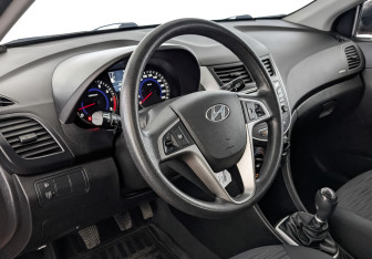 Подержанный автомобиль Hyundai Solaris Hatchback 2015 года (15 фото)